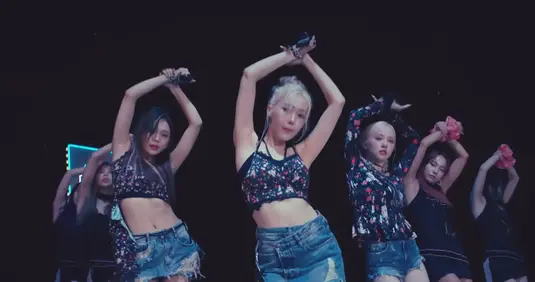 VIVIZ-Performed-New-Song-La-La-Love-Me-At-Seoul-Concert-openingPicture.webp.webp